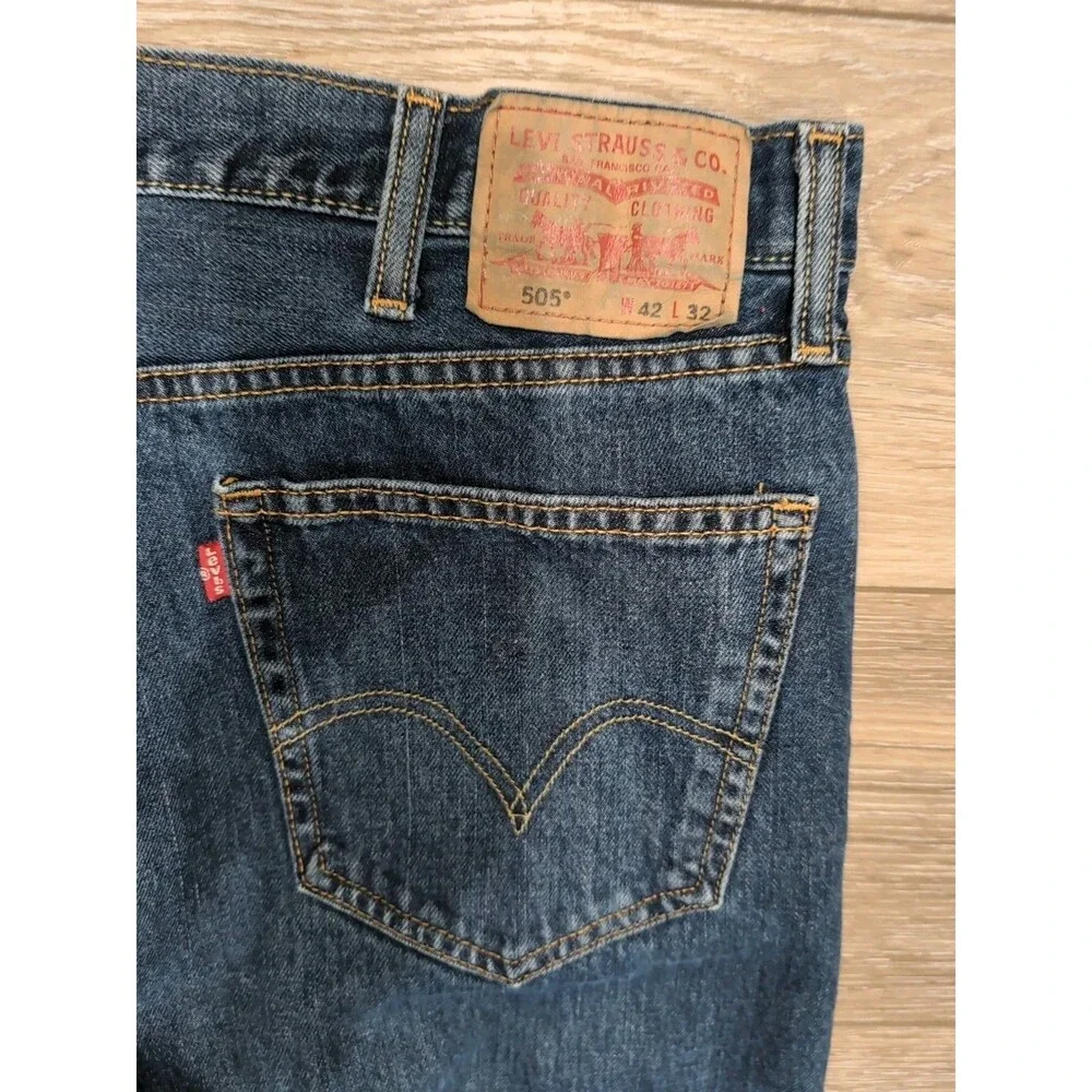 LEVI'S 505 MEN'S BLUE JEANS Regular Straight  in Size 42X32 Dark Wash EUC